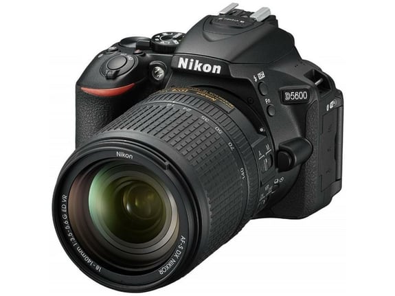 Nikon digitalni fotoaparat D-5600 kit AF-S z 18-140 VR